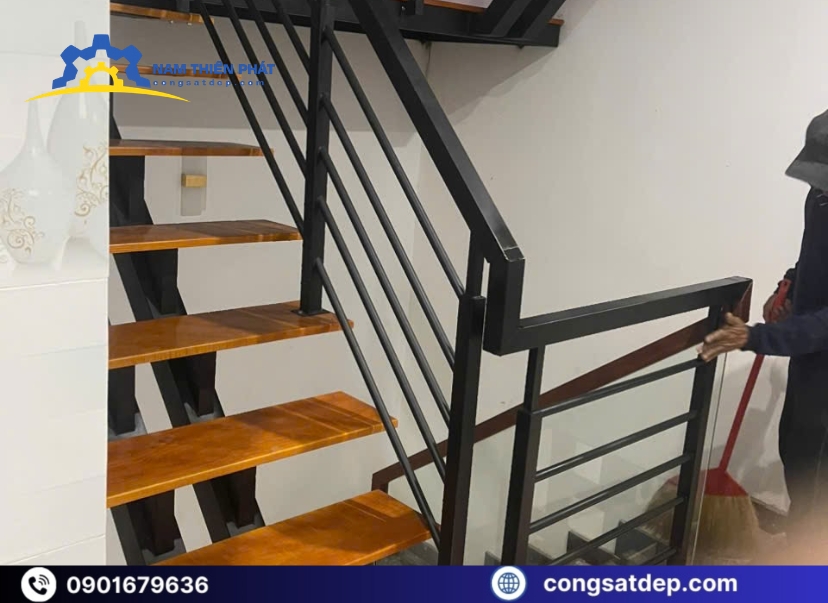 Cầu thang mâm gỗ là kiểu thang sử dụng khung sắt kết hợp với bật thang làm từ gỗ tự nhiên hoặc gỗ công nghiệp. Đây là giải pháp cân bằng ngân sách và thẩm mỹ trong nhà.